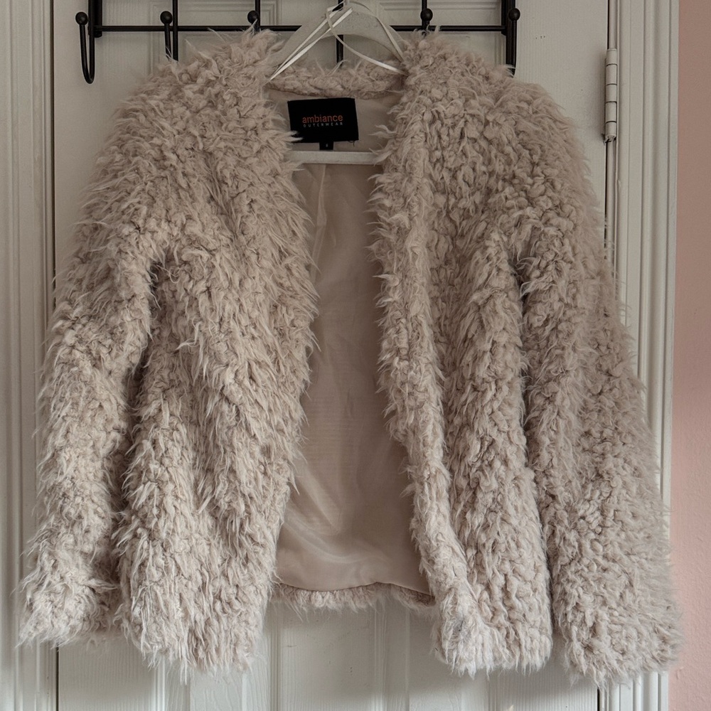 Ambiance NWOT faux fur cream fuzzy soft mob wife  Jacket SMALL